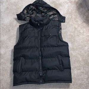 Men’s Lg, Black Vest w/ Detachable Hood